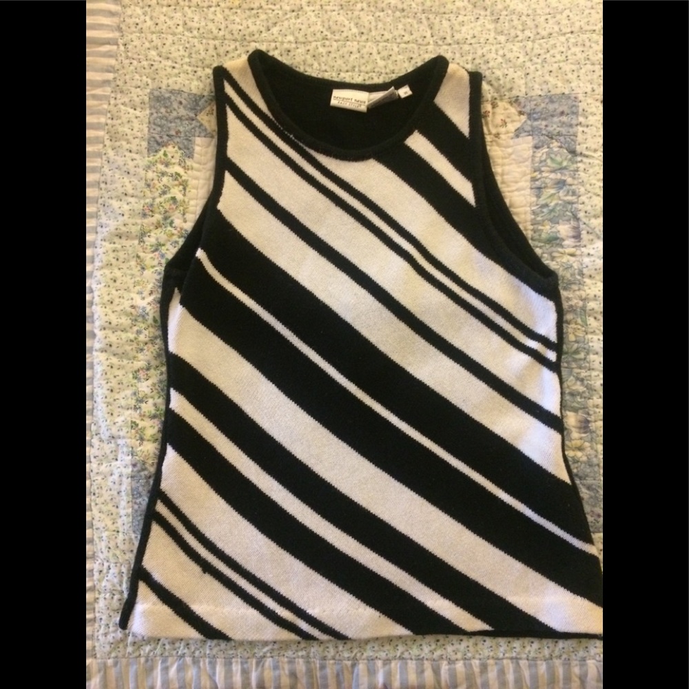 💜 Newport News Black/White Sweater Vest